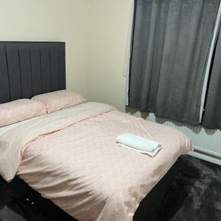 3 Bedroom Mid Terraced House Grays エクステリア 写真