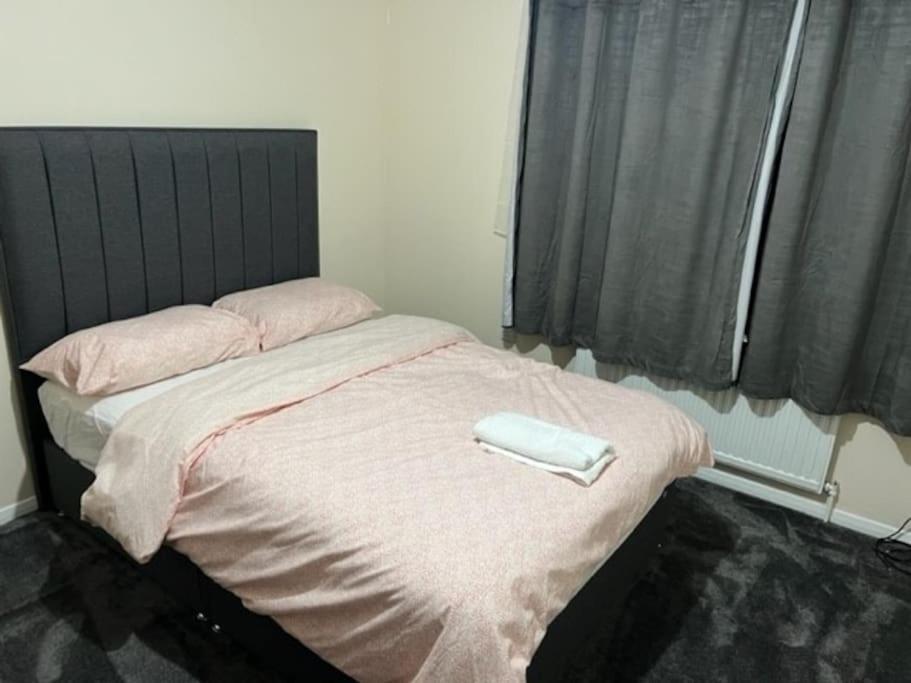 3 Bedroom Mid Terraced House Grays エクステリア 写真