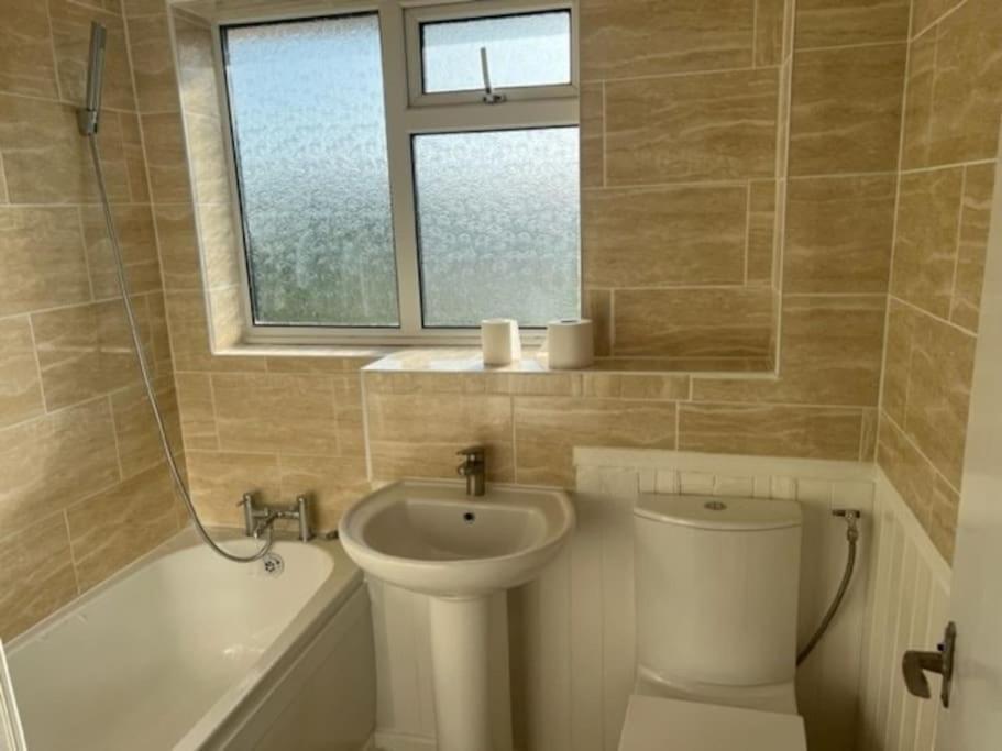 3 Bedroom Mid Terraced House Grays エクステリア 写真