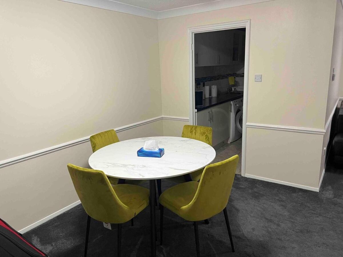 3 Bedroom Mid Terraced House Grays エクステリア 写真